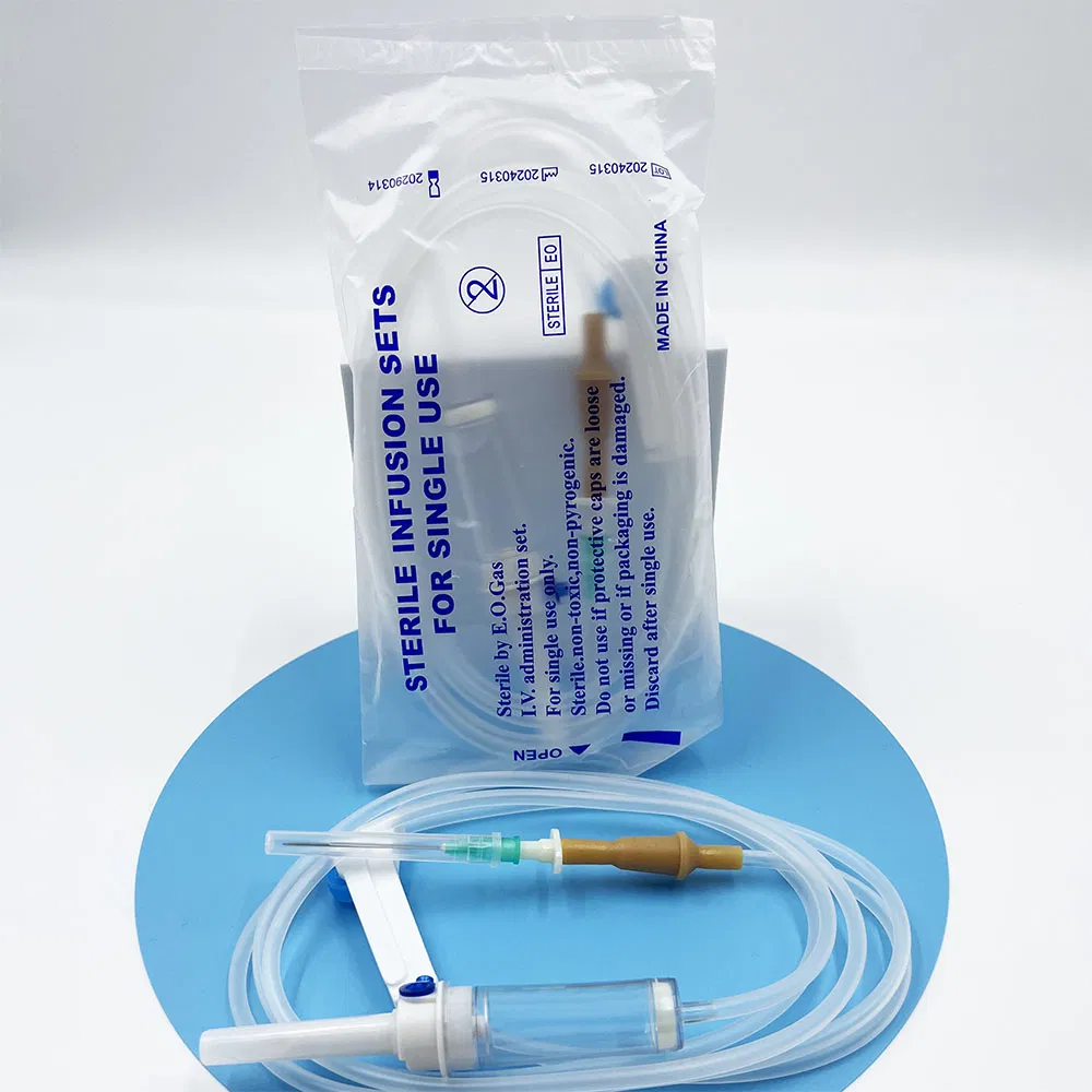 Juego de infusión IV desechable con aguja, ajustador, filtro micro de goteo proveedor precio al por mayor