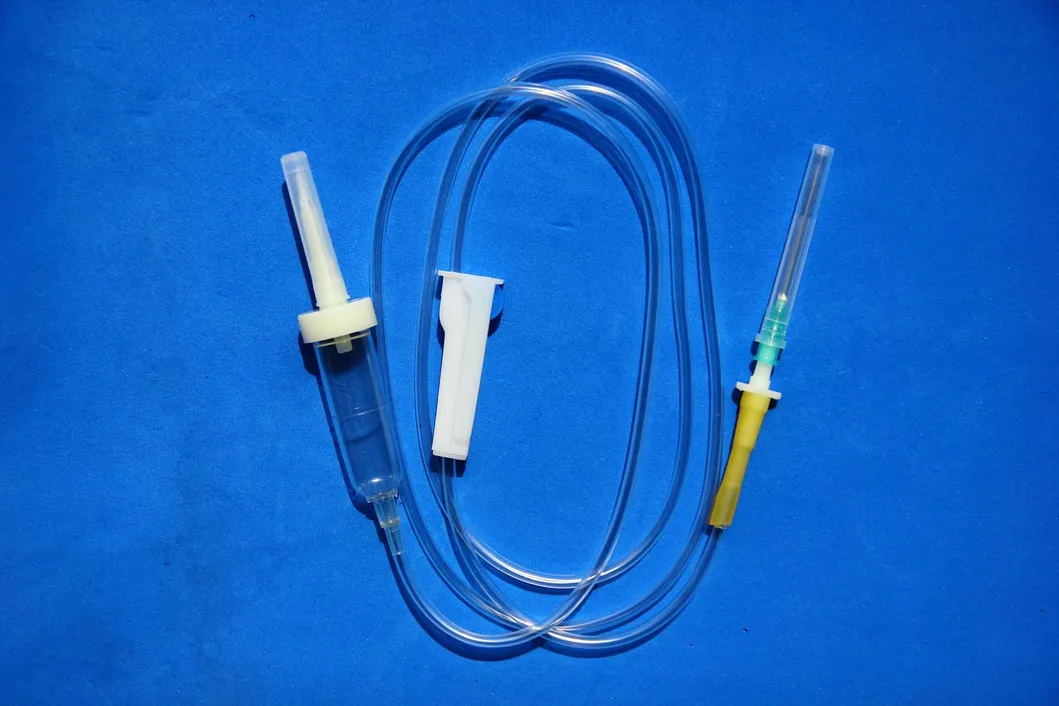 Tubo de extensión con regulador de flujo, juego de infusión con regulador de flujo, juego de IV desechable
