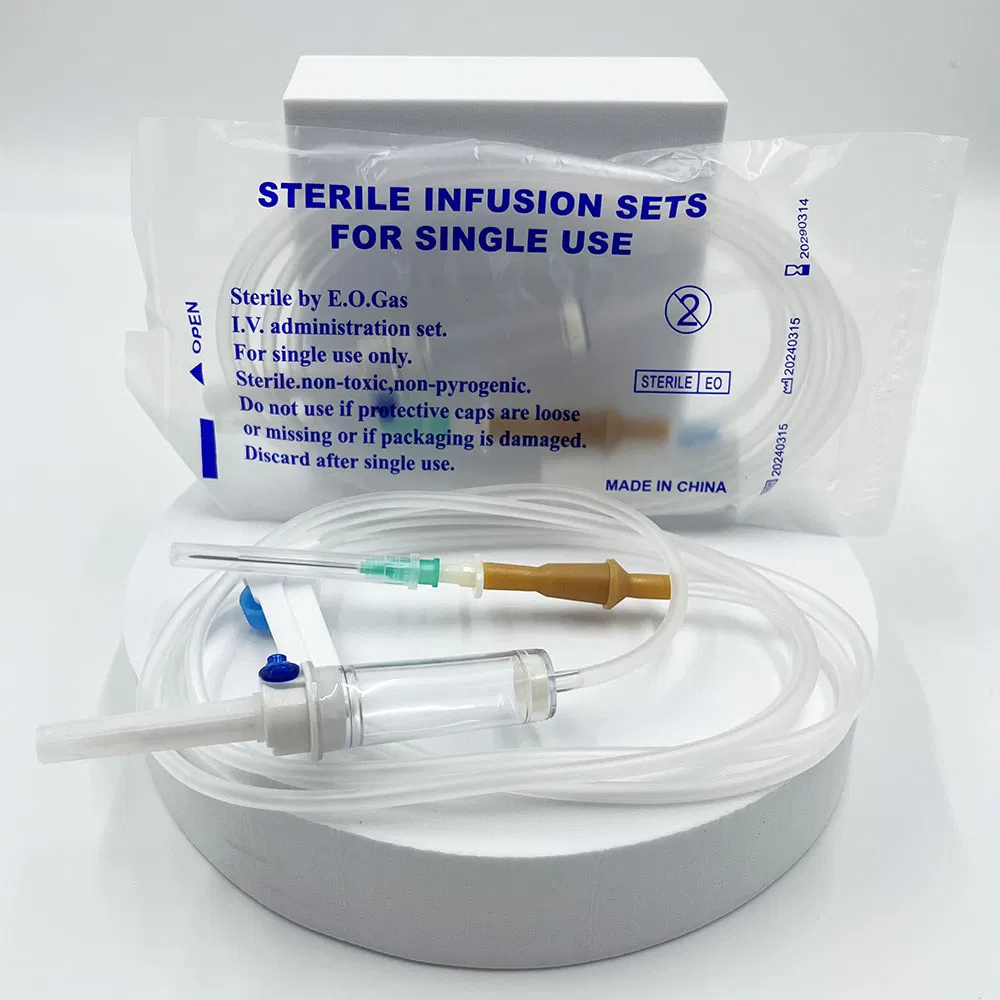Juego de infusión IV desechable con aguja, ajustador, filtro micro de goteo proveedor precio al por mayor