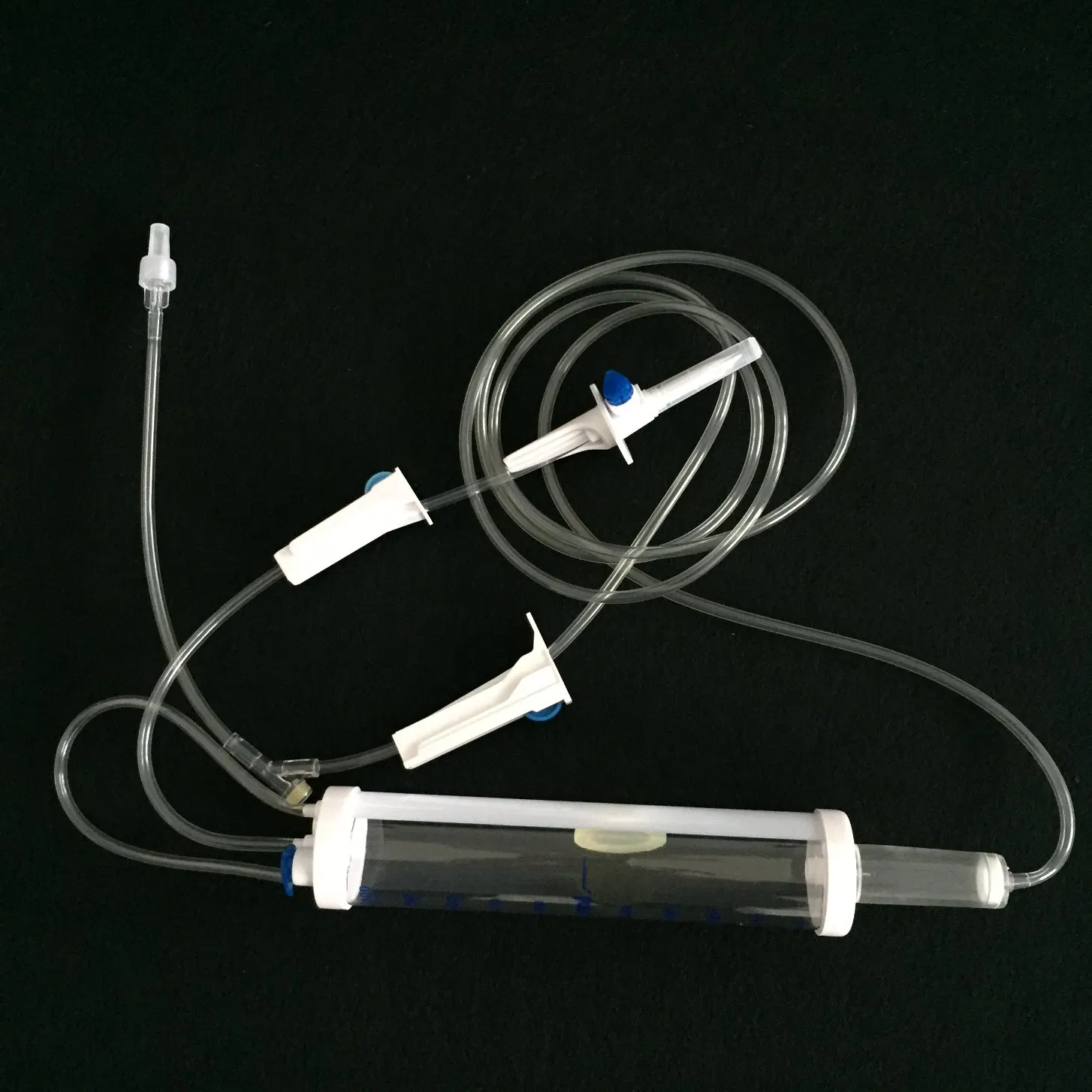 Conjunto de infusión pediátrica con bureta para la entrega segura y precisa de fluidos en bebés y niños