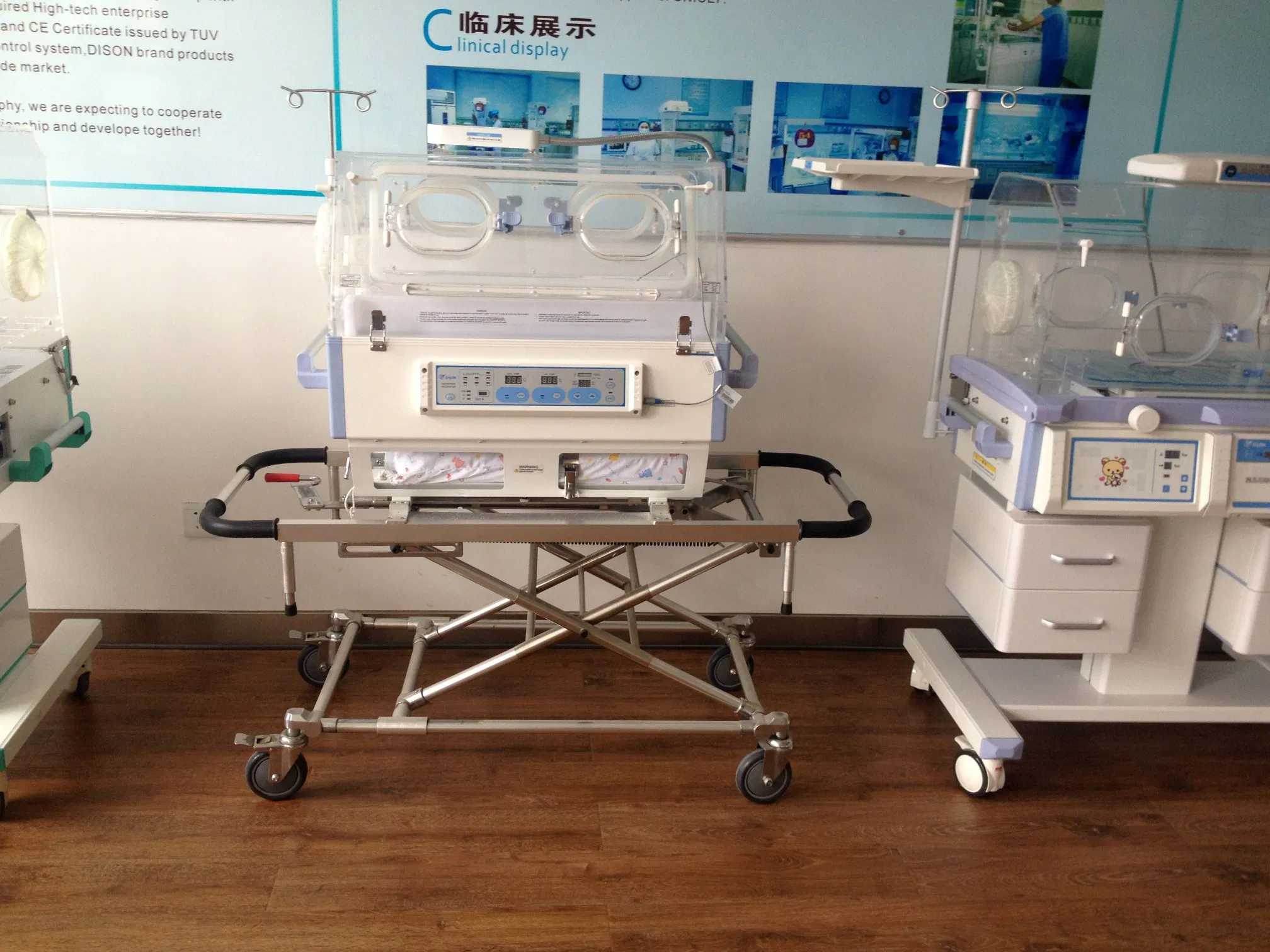 Incubadora neonatal para bebés en hospital, equipo de cuidados en la unidad de cuidados intensivos neonatales