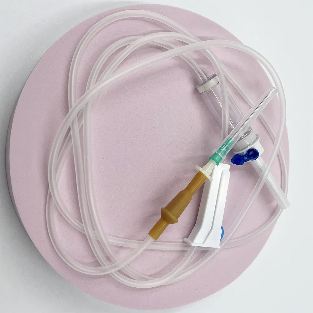 Juego de infusión IV desechable con aguja, ajustador, filtro micro de goteo proveedor precio al por mayor