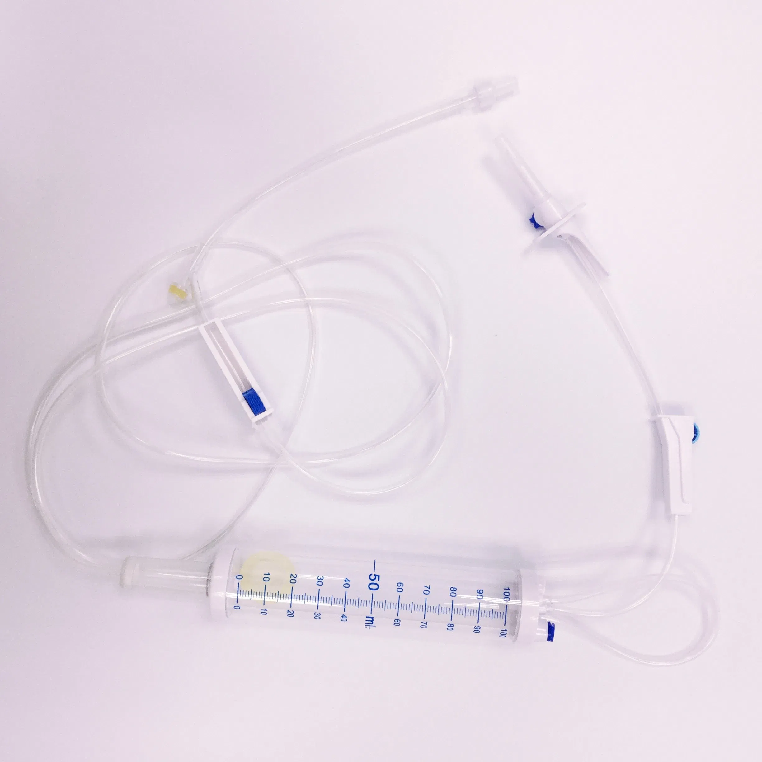 Conjunto de infusión pediátrica con bureta para la entrega segura y precisa de fluidos en bebés y niños