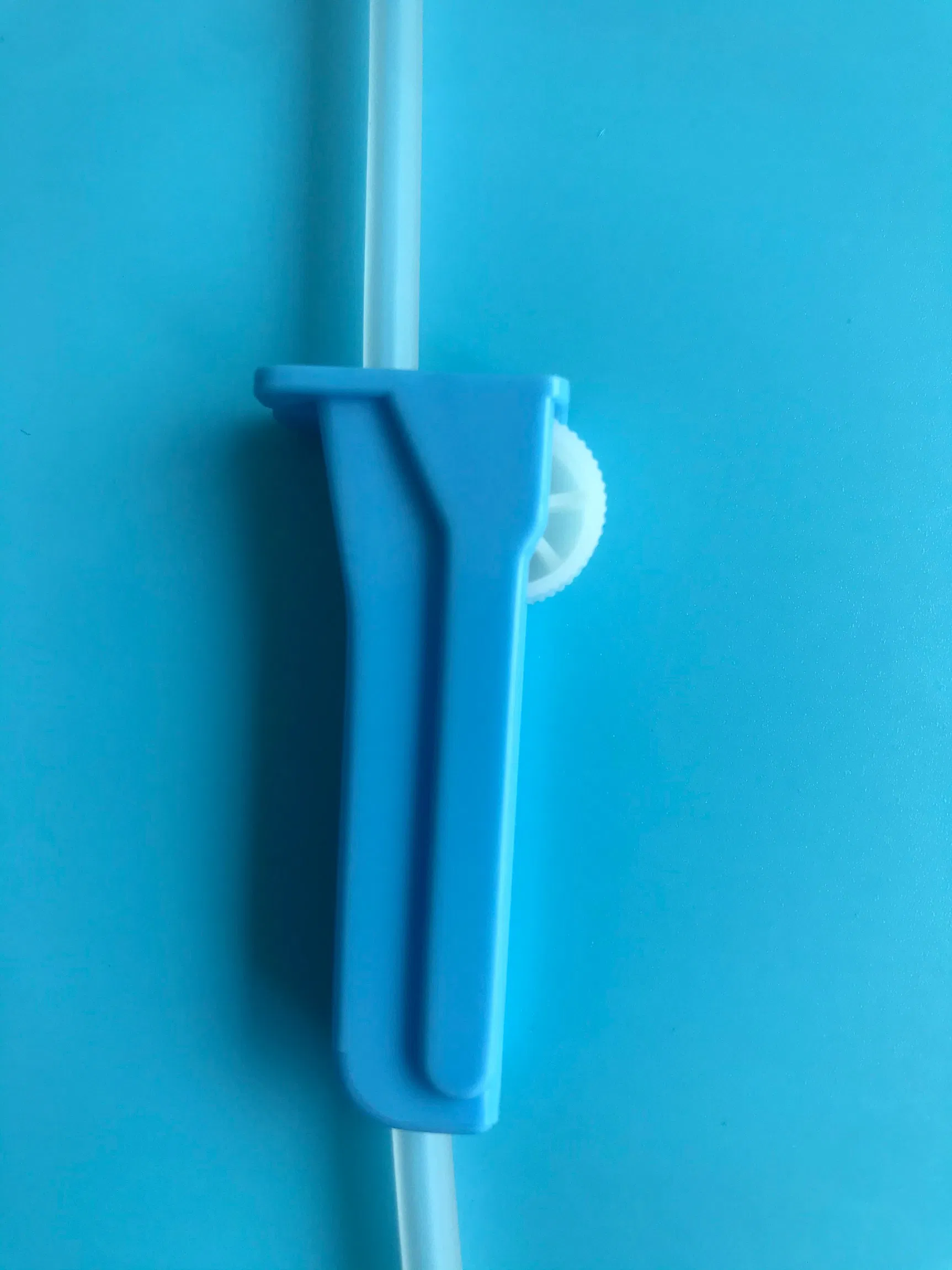 Juego de infusión médica desechable con regulador de flujo para infusión intravenosa