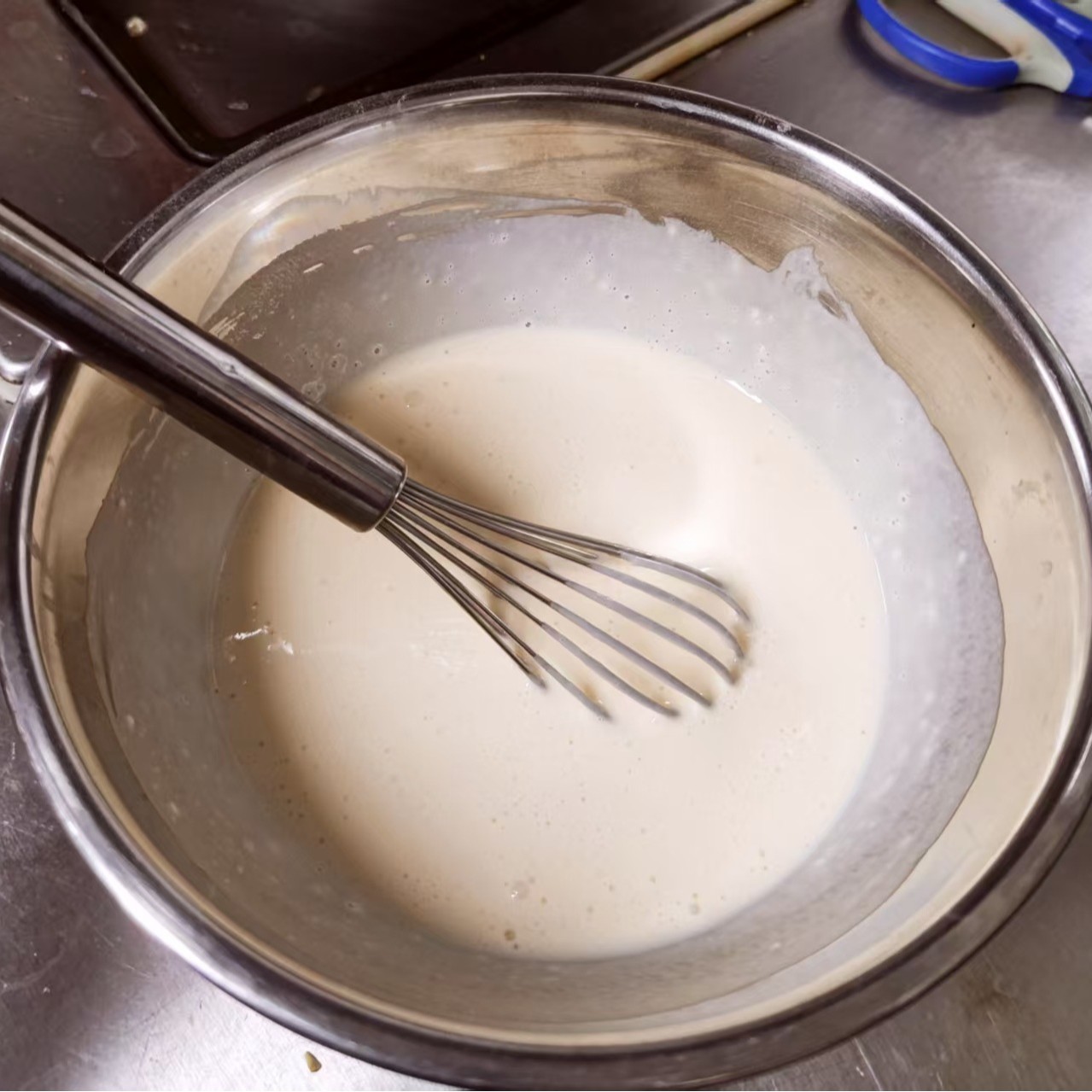 Wholesale 25kg large bag of commercial pancake mix for breakfast, suitable for street vendors and various grain pancakes.