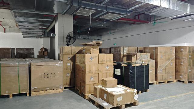 Instalación solar comercial con sistema de almacenamiento de baterías para empresa