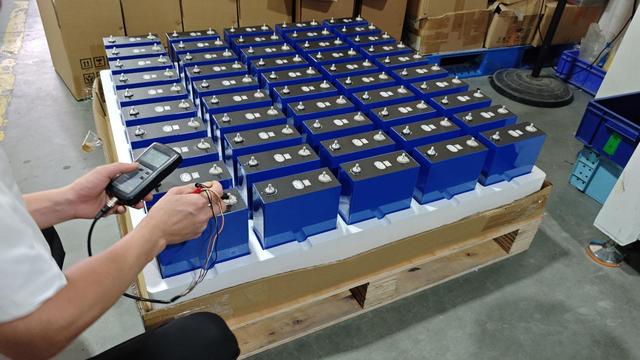 Sistema de energía off-grid con paneles solares y baterías para zonas remotas