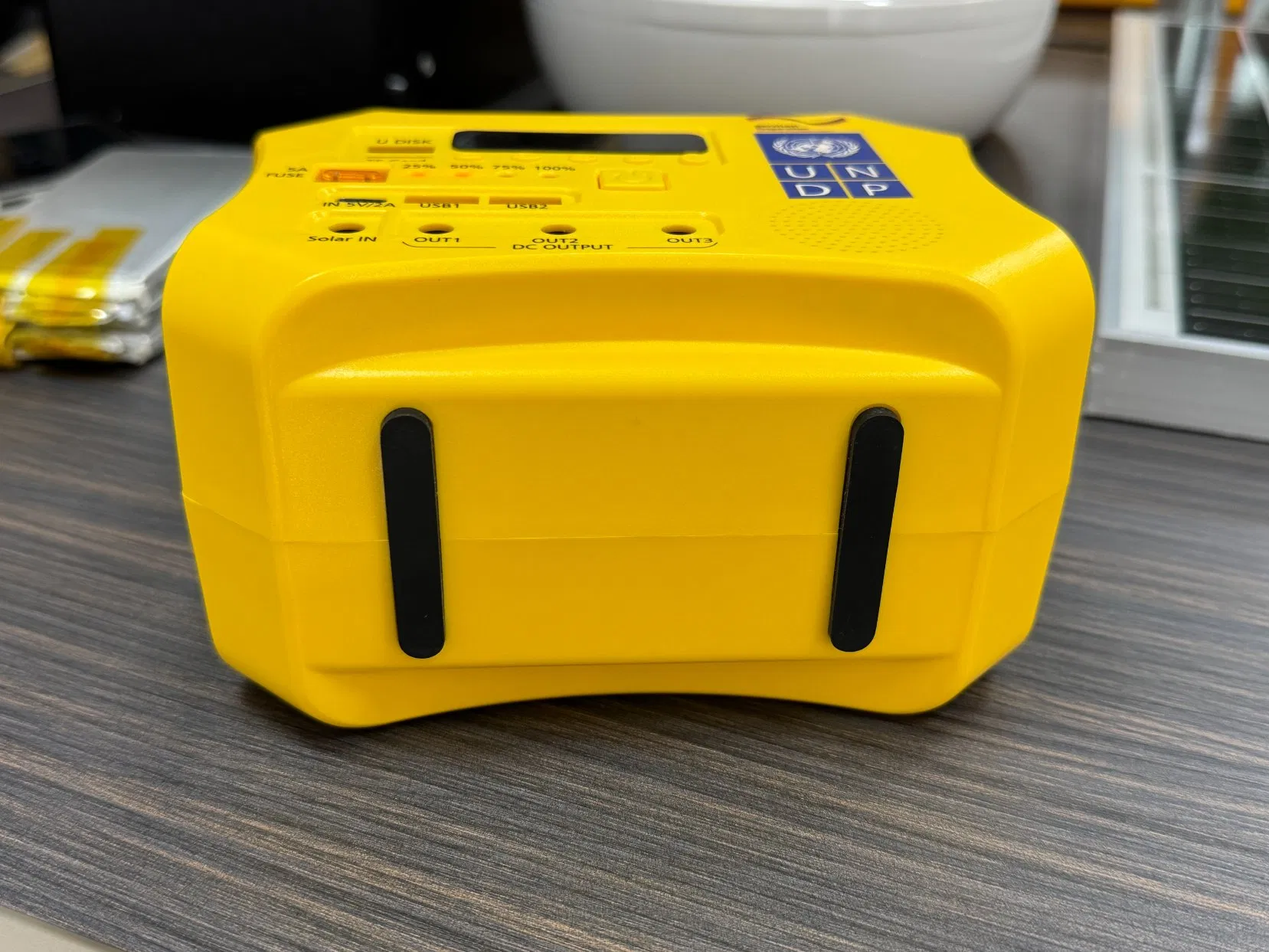 Sistema portátil de dos colores ABS de corriente continua para el hogar con FM, Bluetooth, salida USB tipo C, batería solar fuera de la red LiFePO4 de litio