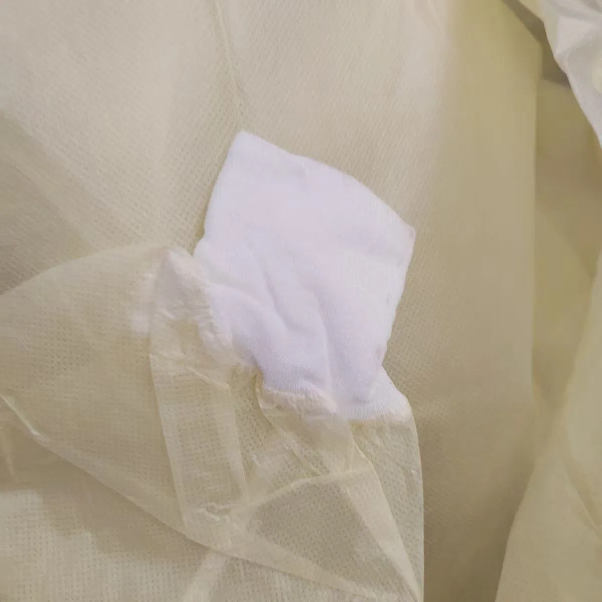 Disposable Non Woven Personal Protective Yellow PP PE Isolation Gown for Dental Doctor Nurse