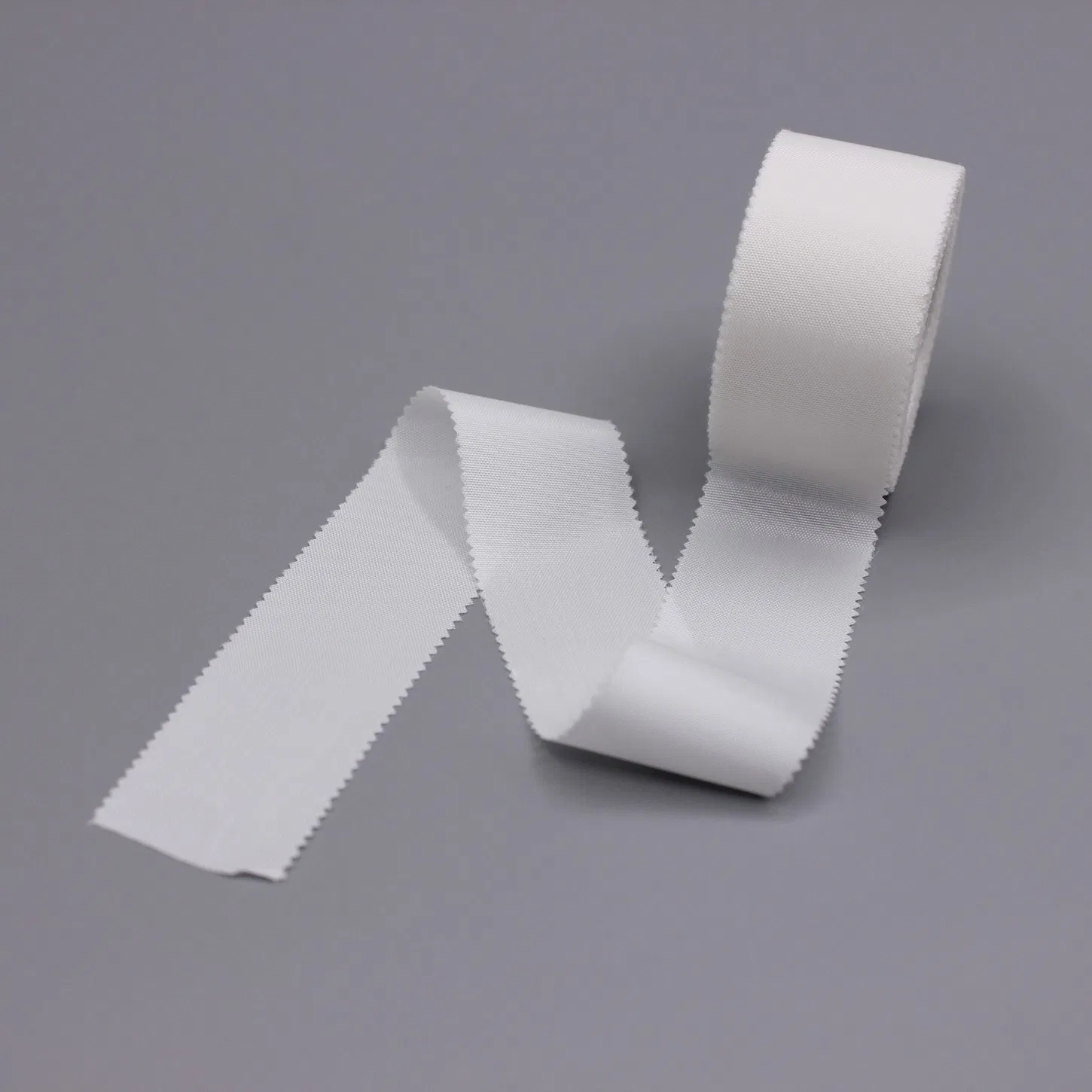 Medical Breathable White/Skin Color Easy Tear Adhesive Hypoallergenic Surgical Silk Tape Roll for Injection Fixation
