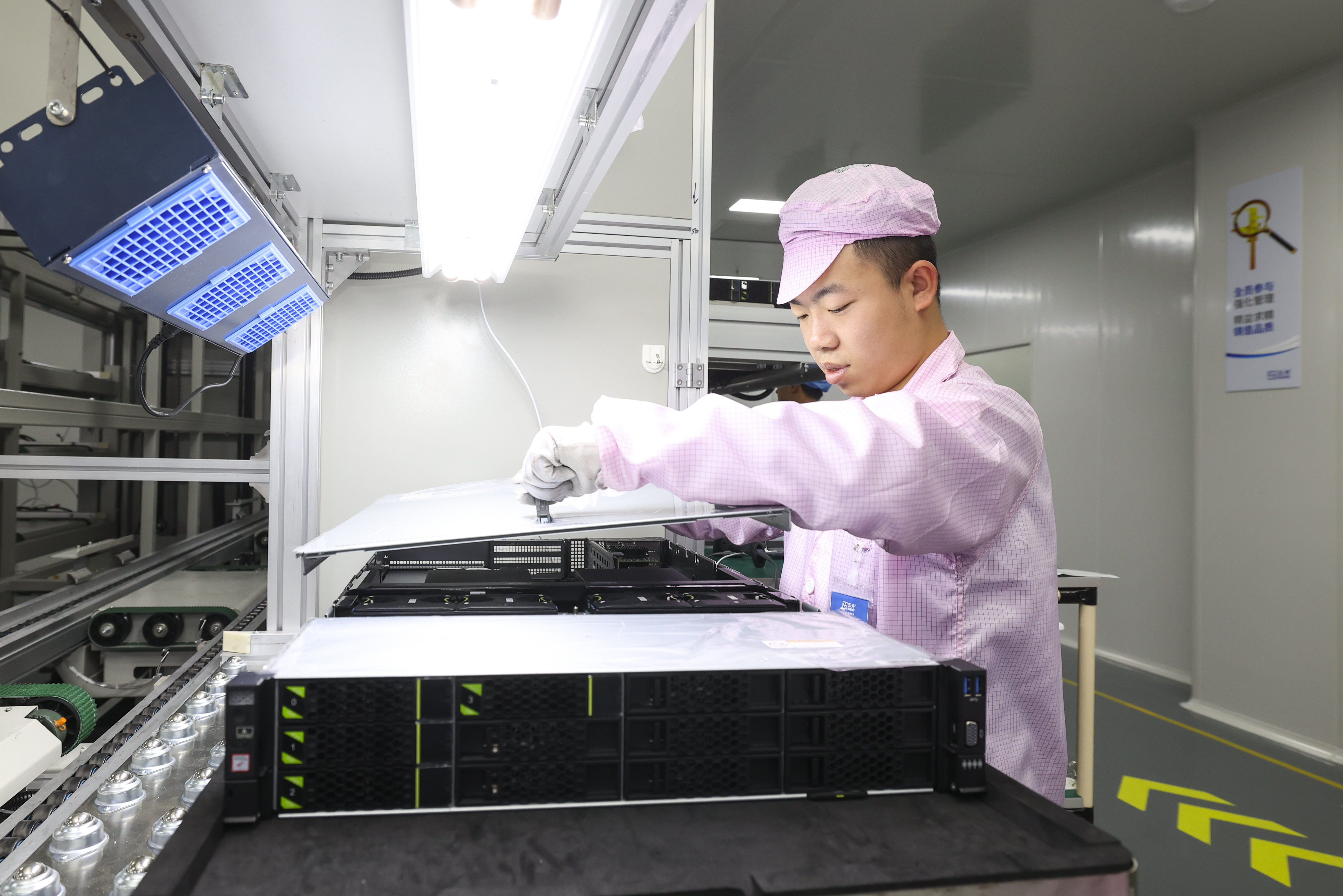 NovaAI high-performance computing server for data center deployment