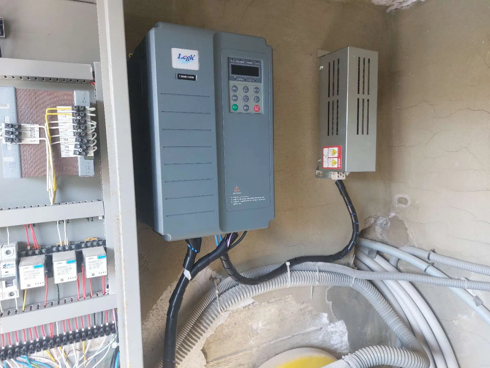 High-Efficiency Elevator Voltage Controller V/F and SVC Modes VFD