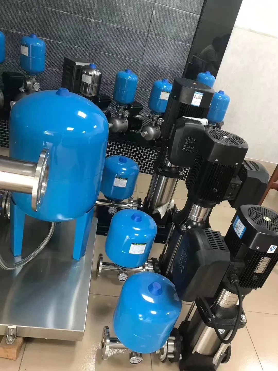 Ausenist VFD Generator Single Phase 12V to 220V 1000W 2000W 3000W AC 12 DC220 Solar Frequency Inverter IP 65 IP54 for Pump