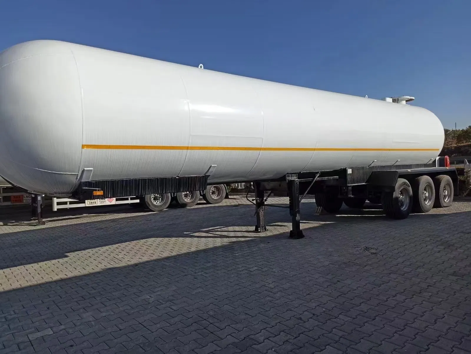 Nice Price Good Quality 3-Axles 45-Cubic-Meter 60-Cubic-Meter LPG Tanker Semi Trailer Fuel Tanker Dangerous Goods Transportation Oil Truck Trailer for Sale