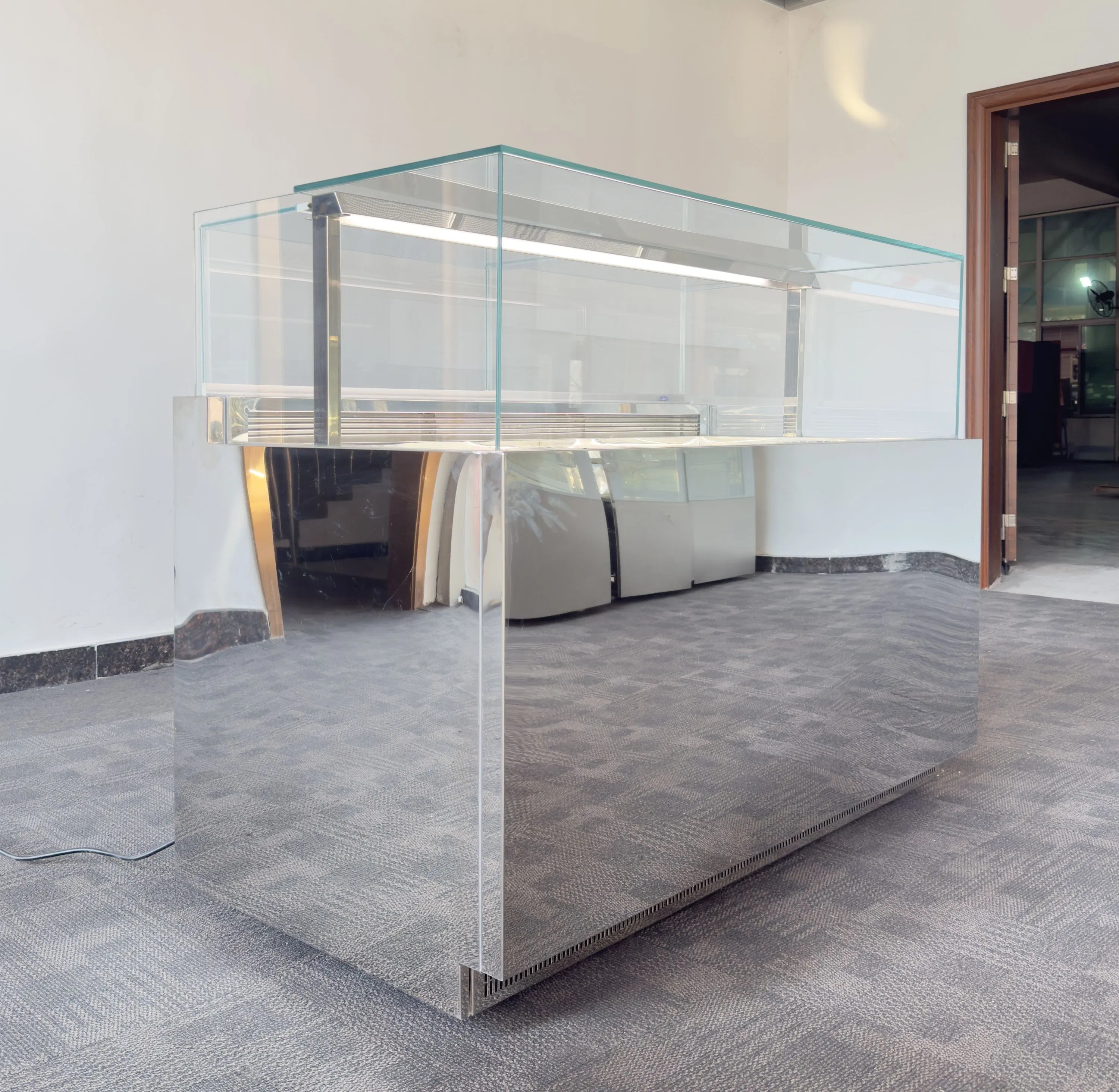 Custom Food Display Solution for Fresh Cakes and Desserts