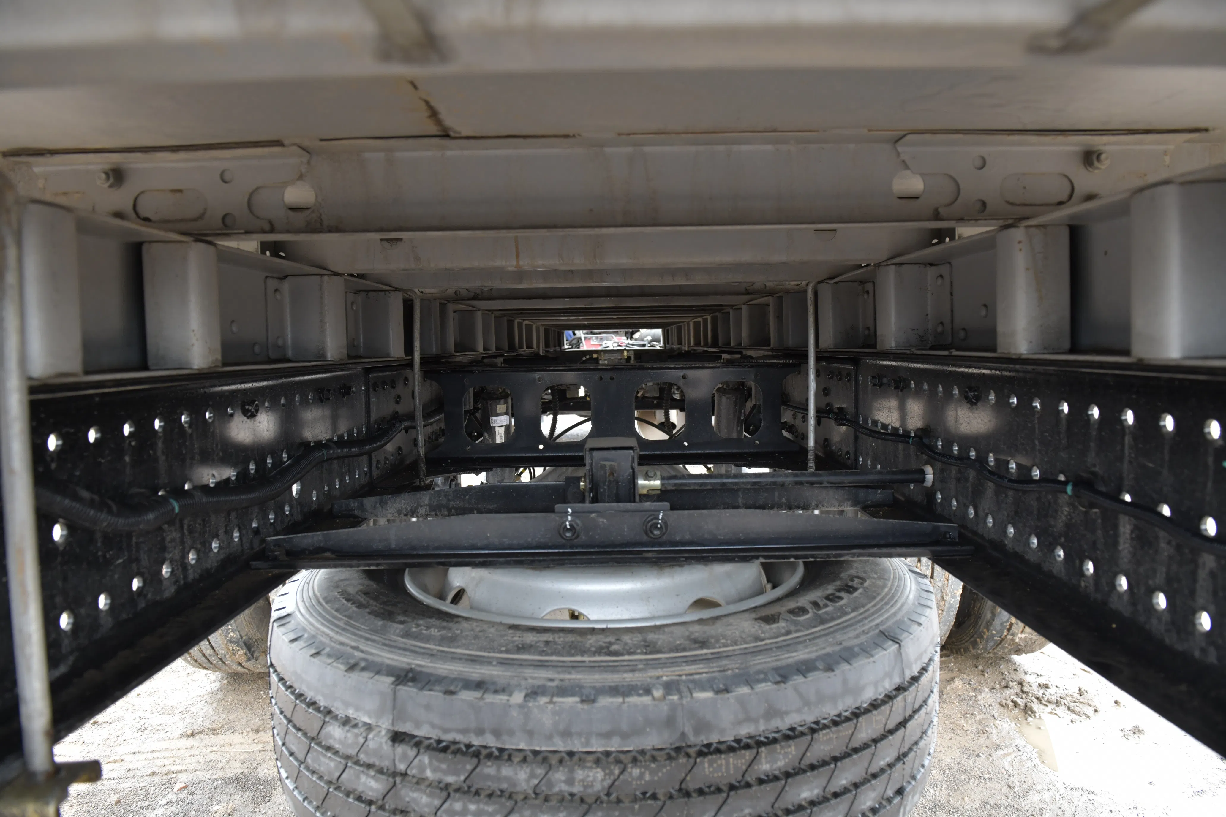 Efficient Cargo Solutions with Aumark S1 Flatbed for Flexibility