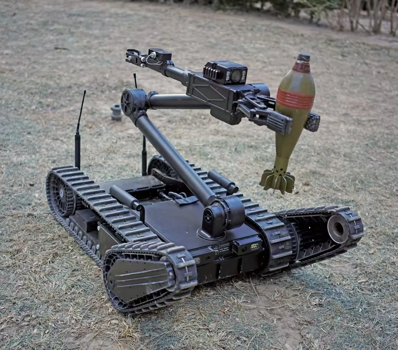 Minimum Size Bomb Disposal Robot for Transfer Dangerous Objects