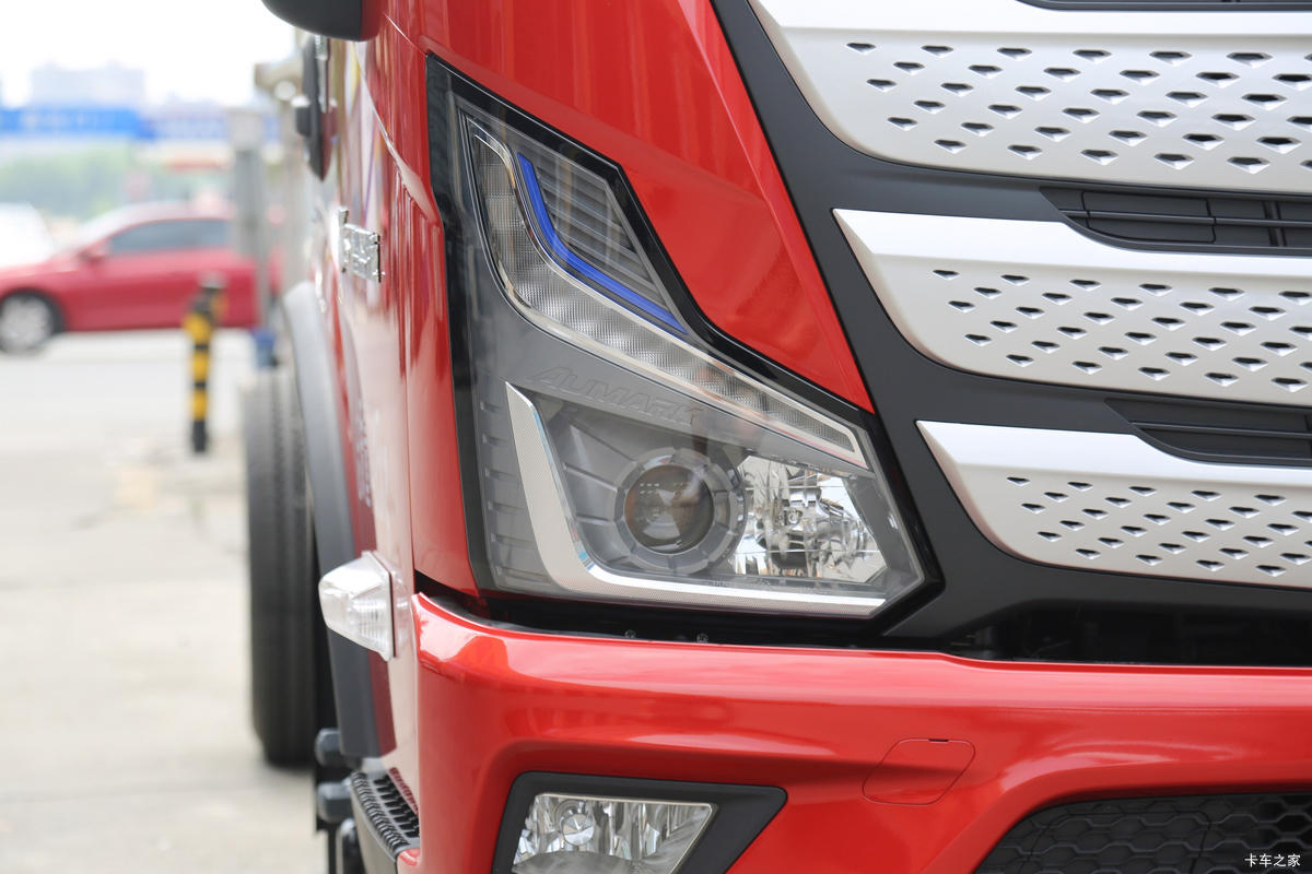 Versatile Urban Cargo Trucks: Reliable Aumark Solutions for Delivery