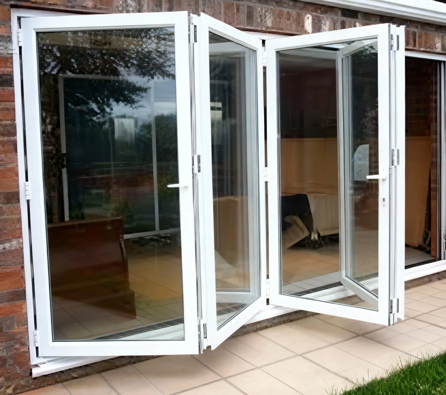 Anti-Theft UPVC Folding Window &amp; Doors with Multi-Point Lock - Durable for Commercial Use