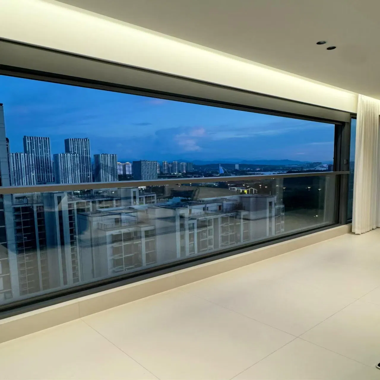Premium Custom UPVC Aluminum Tilt Turn Skylight Windows