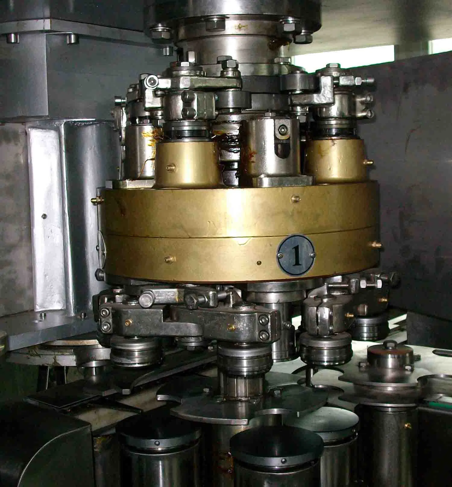 Máquina de Enchimento e Selagem de Bebida Carbonatada de Suco de Energia em Lata de Alumínio (GDF24-6)