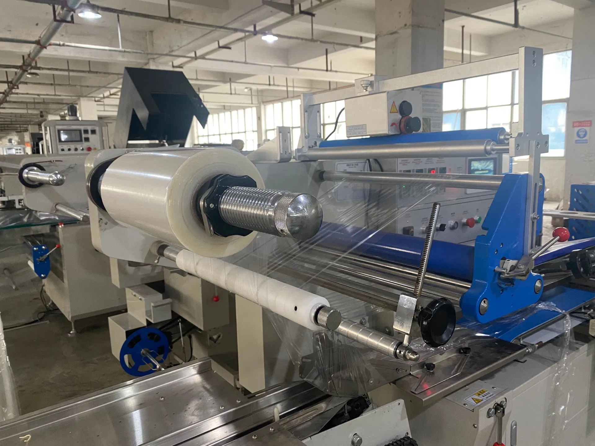 Máquina de Embalagem Automática Horizontal Tipo Pillow Pack para Embalagem de Pizza Congelada em Bandeja de Papel Plástico com Controle PLC