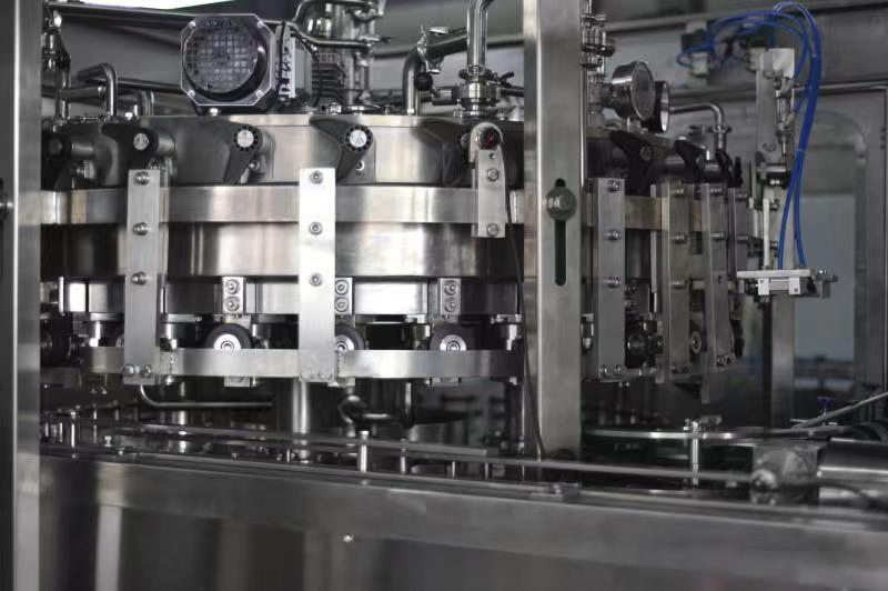 Máquina de enchimento e embalagem automática para produção de bebidas carbonatadas, refrigerantes, água, líquidos, sucos de frutas, chá, uísque e vodka