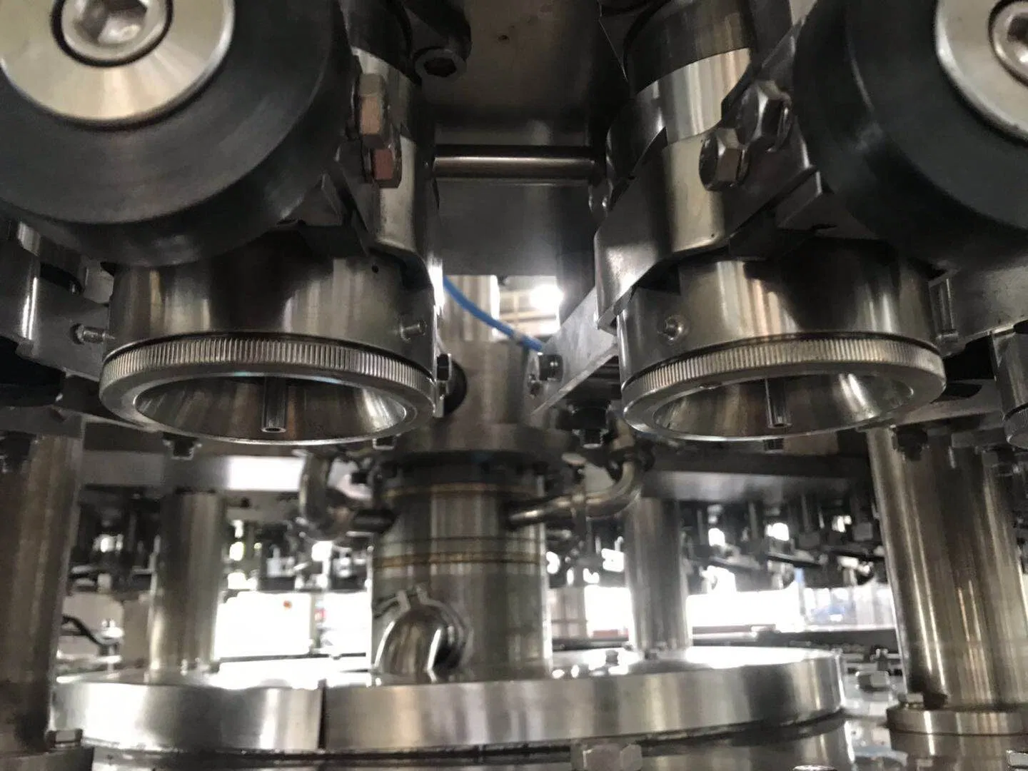 Máquina de Enchimento e Selagem de Bebida Carbonatada de Suco de Energia em Lata de Alumínio (GDF24-6)