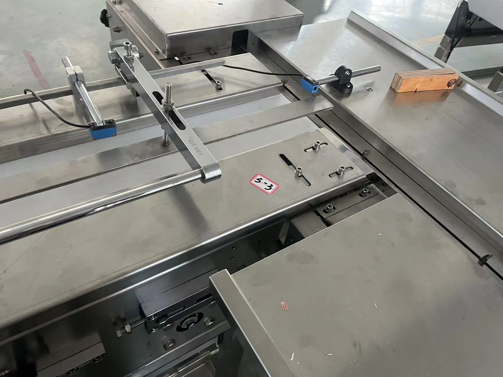 Máquina de Embalagem Flow Pack para Tabletes de Chocolate em Barra Horizontal Automática