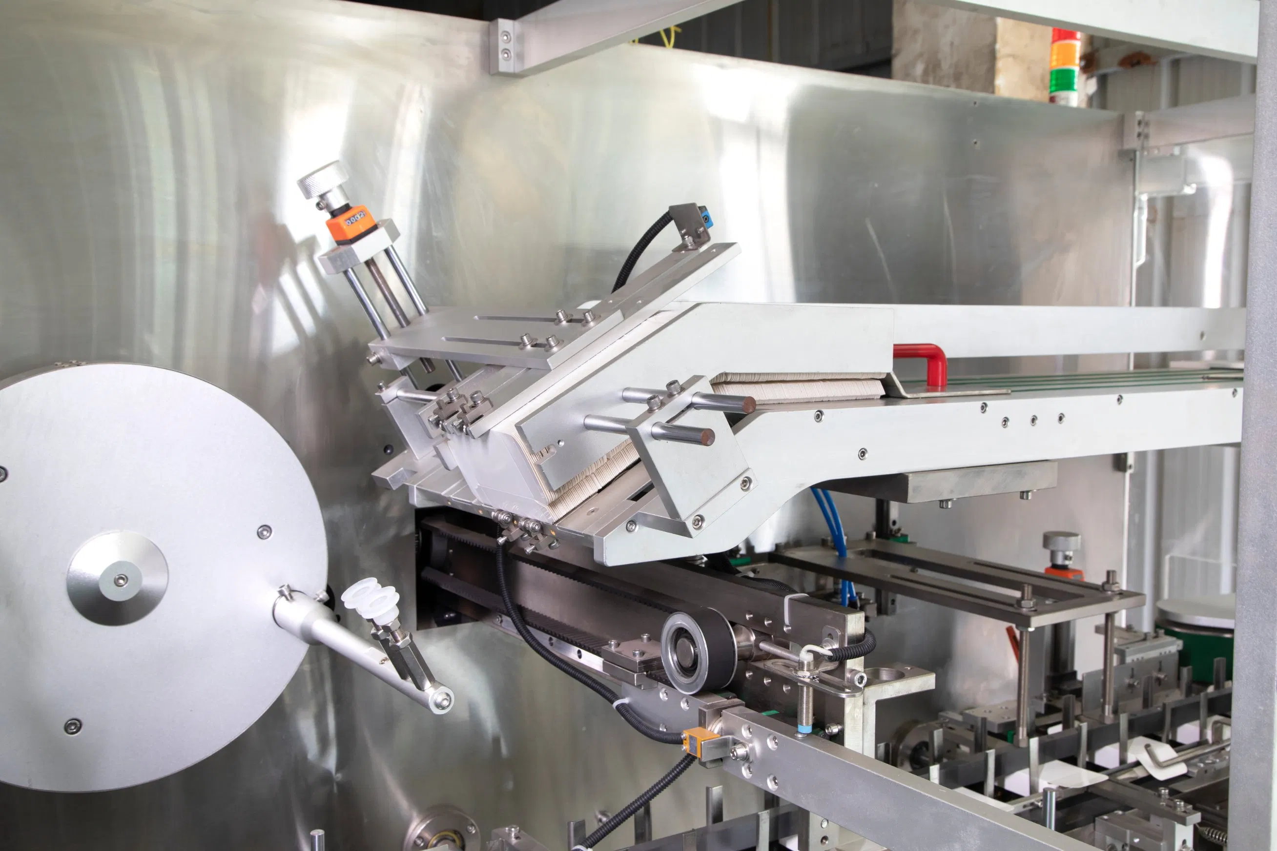 Máquina de embalagem de caixas cartonadas automática horizontal multifuncional de fechamento e selagem