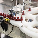 Linha de Produção Automática Completa para Lavagem, Enchimento, Tampagem e Rotulagem de Frascos de Óleo Essencial