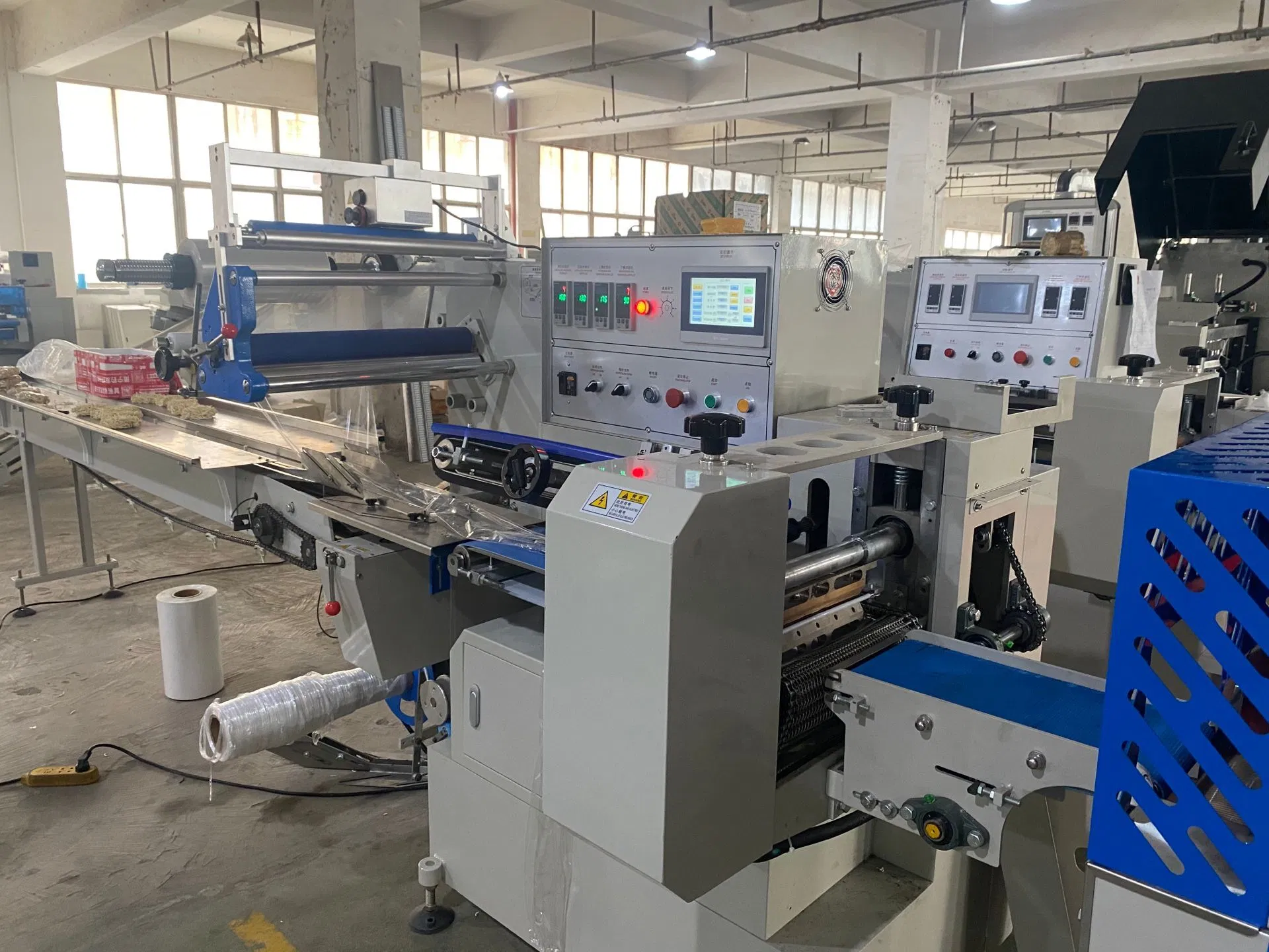 Máquina de Embalagem Automática Horizontal Tipo Pillow Pack para Embalagem de Pizza Congelada em Bandeja de Papel Plástico com Controle PLC