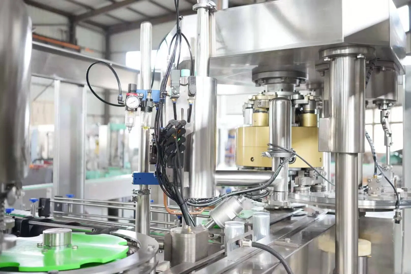 Máquina de Enchimento e Selagem de Bebida Carbonatada de Suco de Energia em Lata de Alumínio (GDF24-6)