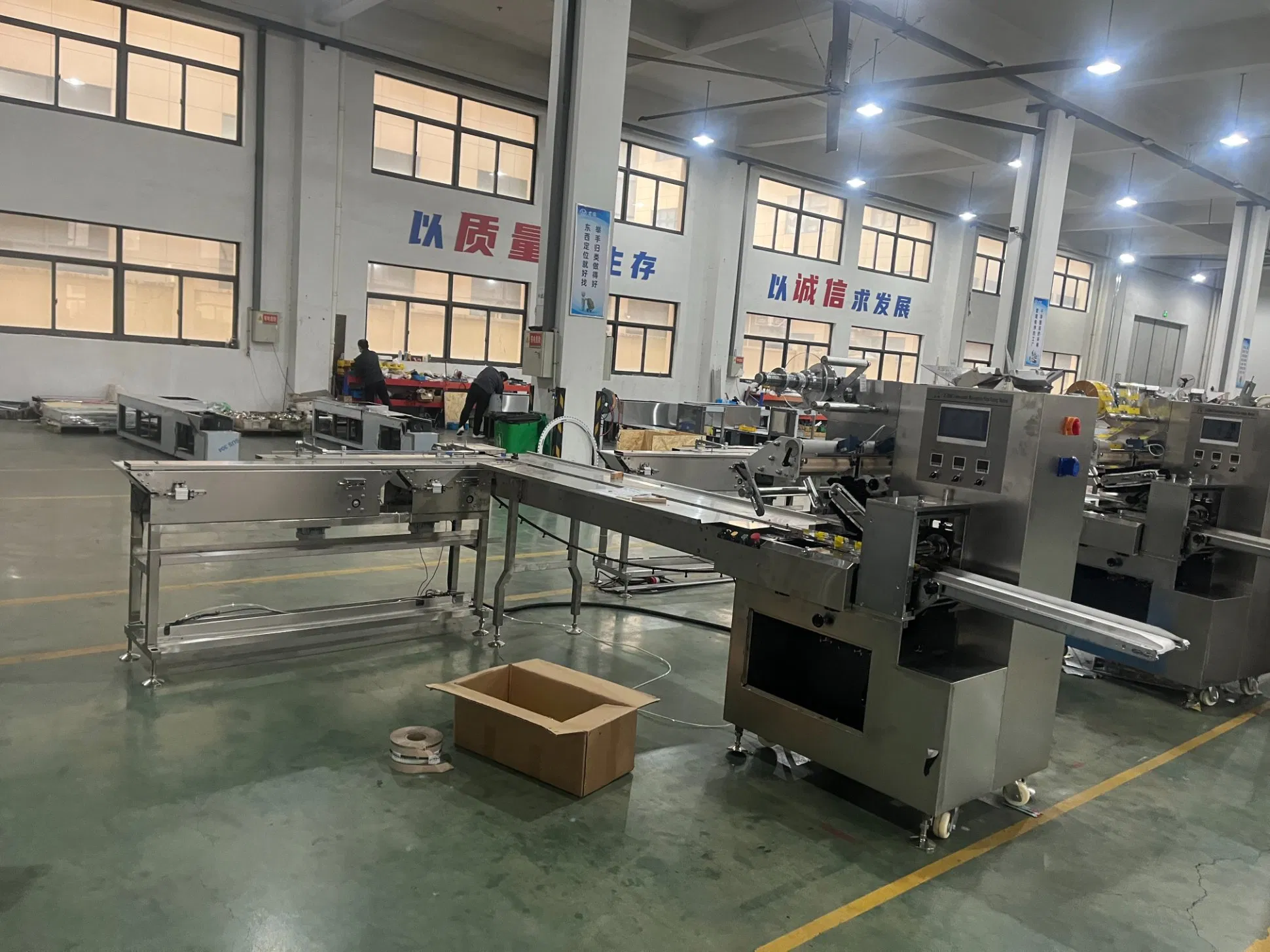 Máquina de Embalagem Flow Pack para Tabletes de Chocolate em Barra Horizontal Automática