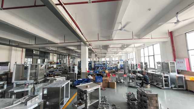 Interior da fábrica NSC Food - linhas de montagem de máquinas de embalagem em Hangzhou