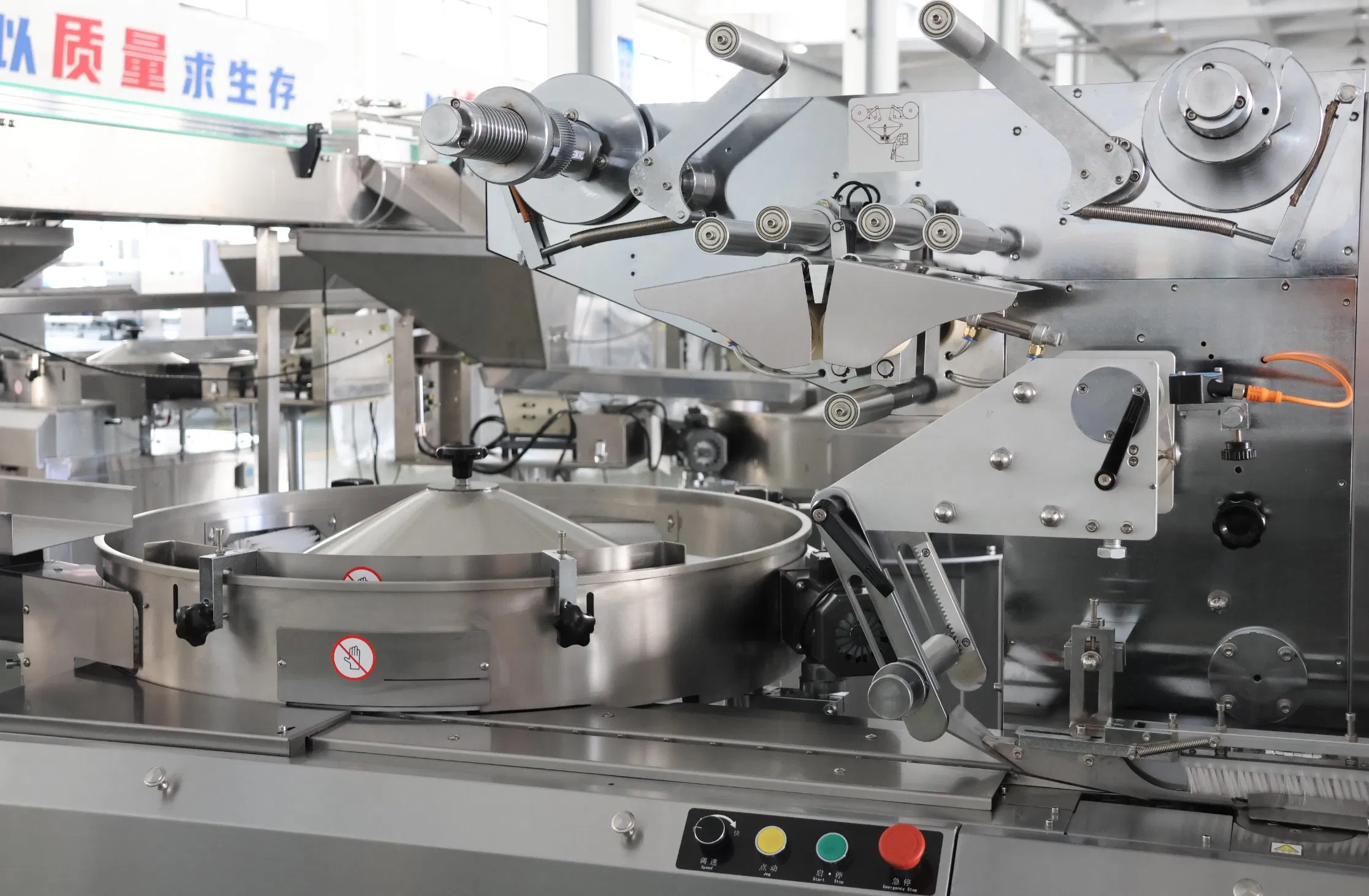 Máquina de Embalagem de Doces em Alta Velocidade Máquina de Embalagem de Gelatina Goma Doce Máquina de Embalagem de Doces Confeitaria Embaladora de Pirulito Máquina de Embalagem de Goma Mastigável/Taffy
