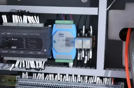 Sistema de controlo PLC integrado