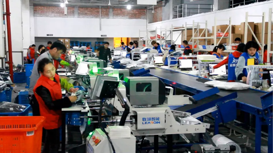 Área de saída e esteira transportadora da máquina