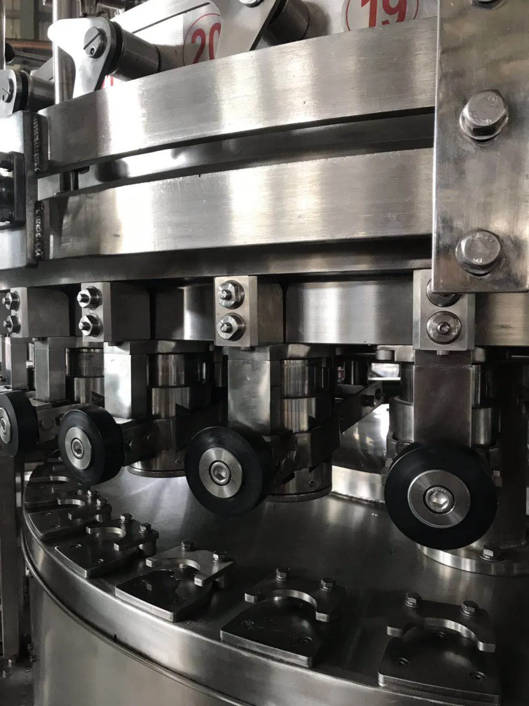 Máquina de Enchimento e Selagem de Bebida Carbonatada de Suco de Energia em Lata de Alumínio (GDF24-6)