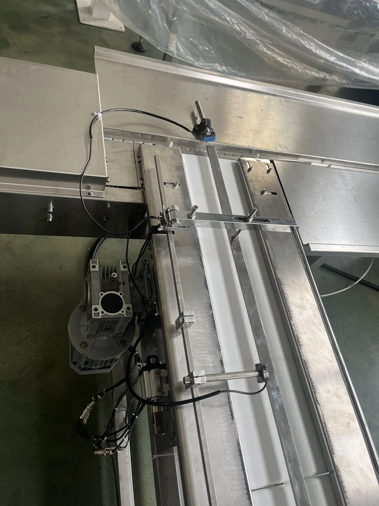 Máquina de Embalagem Flow Pack para Tabletes de Chocolate em Barra Horizontal Automática