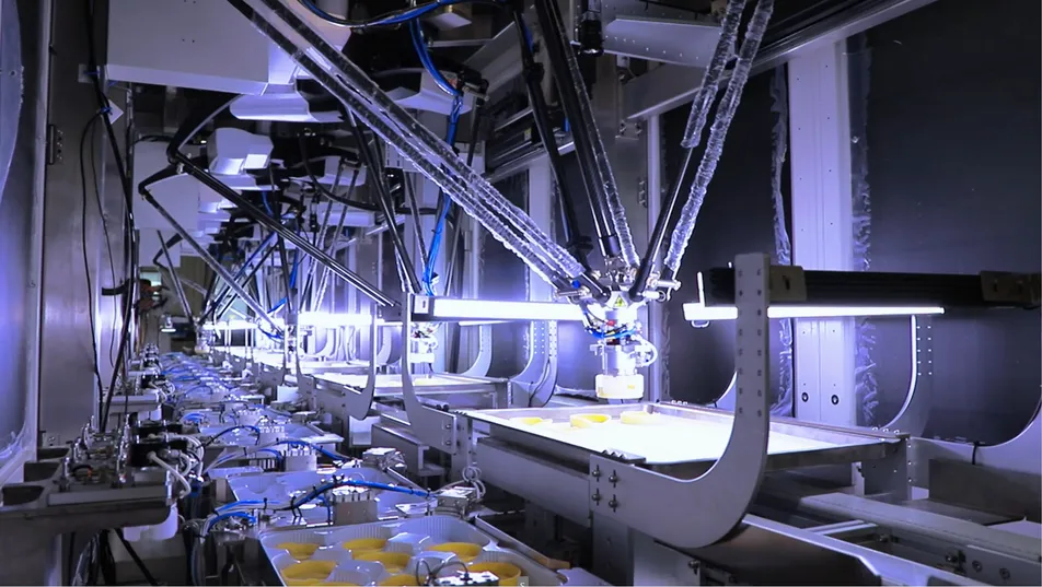 Linha de Embalagem de Alimentos em Lata e Garrafa com Colaboração de Múltiplos Robôs em Grande Escala