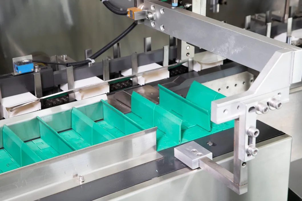 Máquina de embalagem de caixas cartonadas automática horizontal multifuncional de fechamento e selagem
