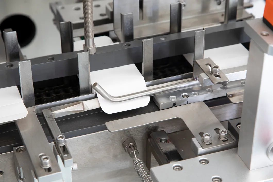 Máquina de embalagem de caixas cartonadas automática horizontal multifuncional de fechamento e selagem