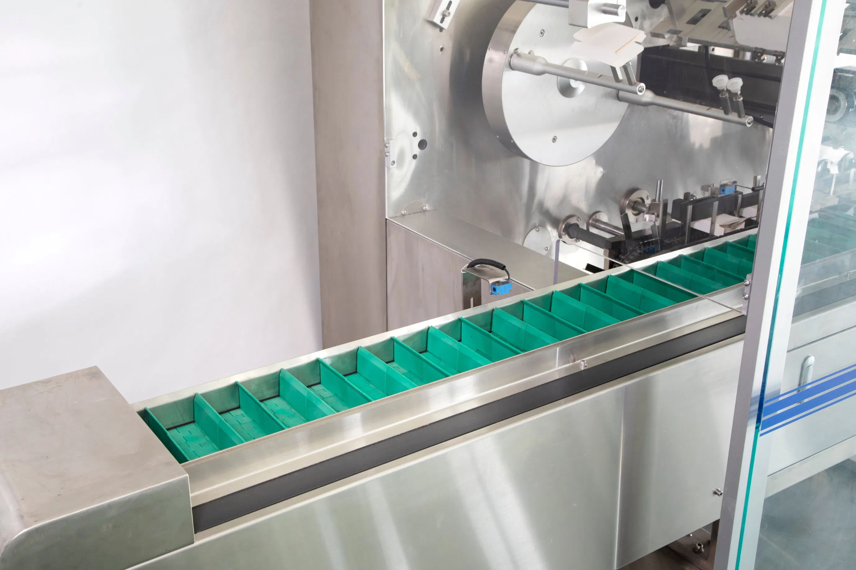 Máquina de embalagem de caixas cartonadas automática horizontal multifuncional de fechamento e selagem