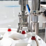 Linha de Produção Automática Completa para Lavagem, Enchimento, Tampagem e Rotulagem de Frascos de Óleo Essencial