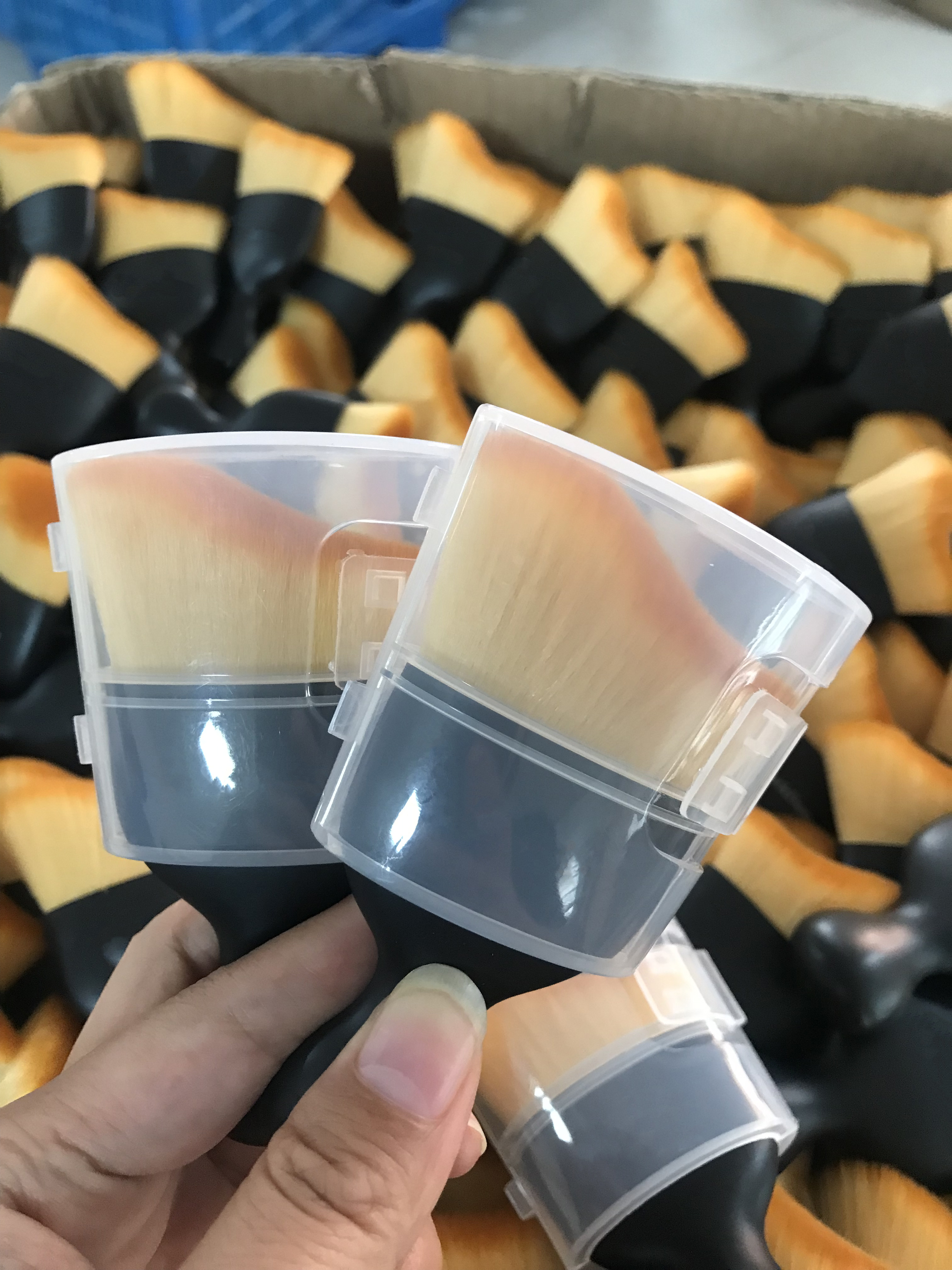 Portable Black Curved Vegan Soft S Shape Fluffy Blending Synthetic Bristle Blush Brush Contour Foundation Kabuki Makeup Brush
