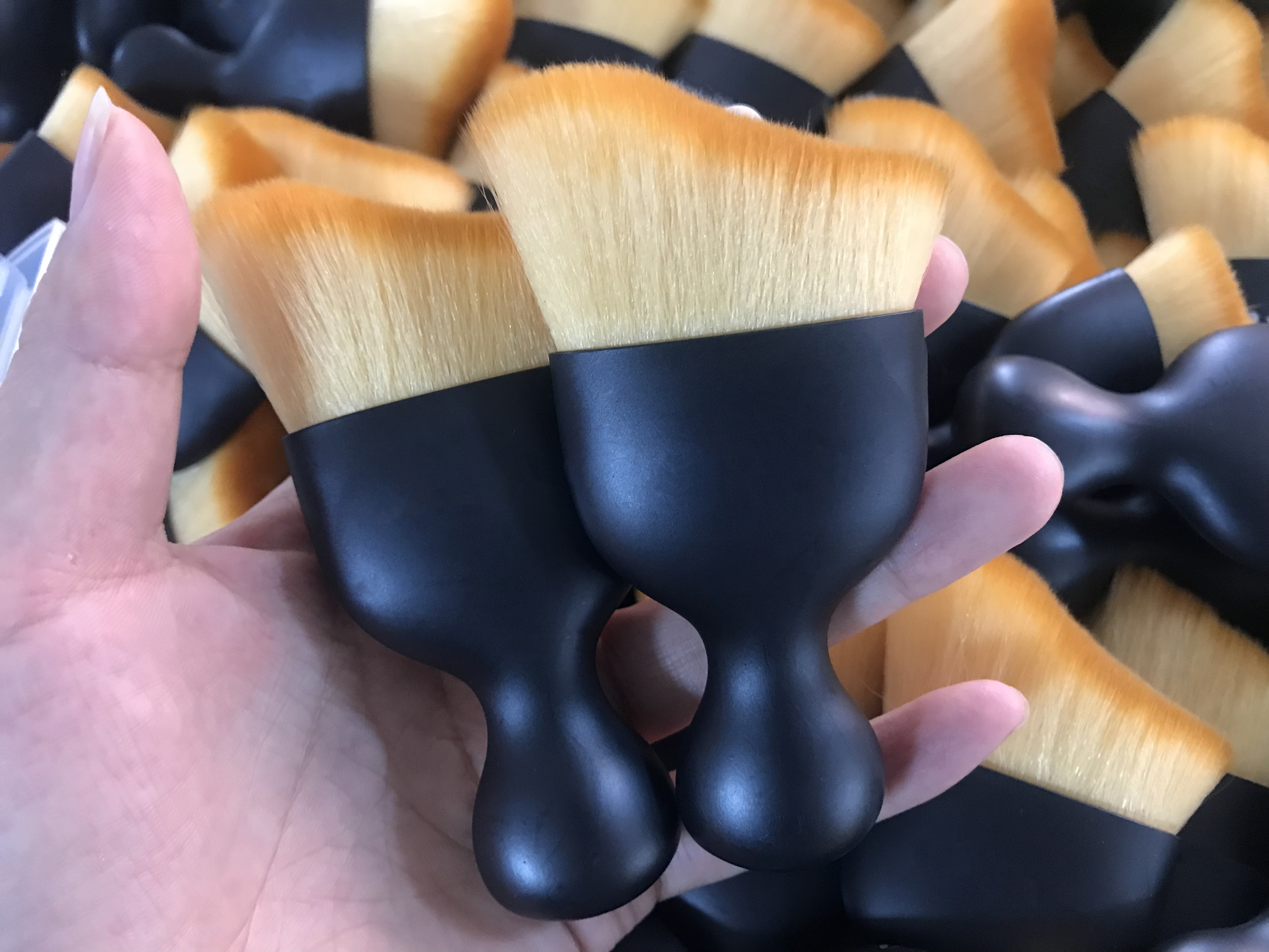 Portable Black Curved Vegan Soft S Shape Fluffy Blending Synthetic Bristle Blush Brush Contour Foundation Kabuki Makeup Brush