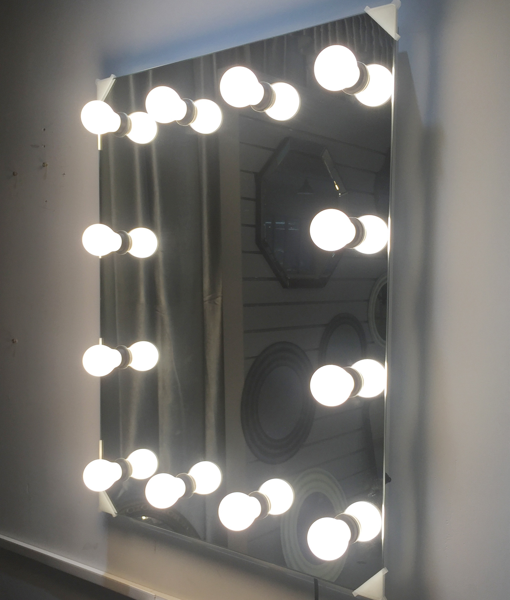 Hot Sale Modern Design Customized Frameless Hollywood Mirror Makeup Mirror with Light