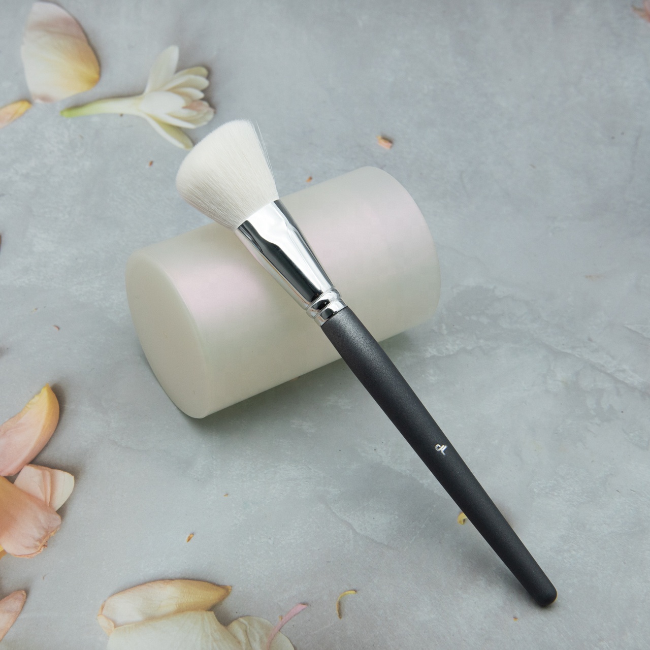 Professional Angled Blush Brush Dark Grey Wood Handle Bronzer Makeup Brush Synthetic Hair Powder Blush Contour Cosmetic Brush