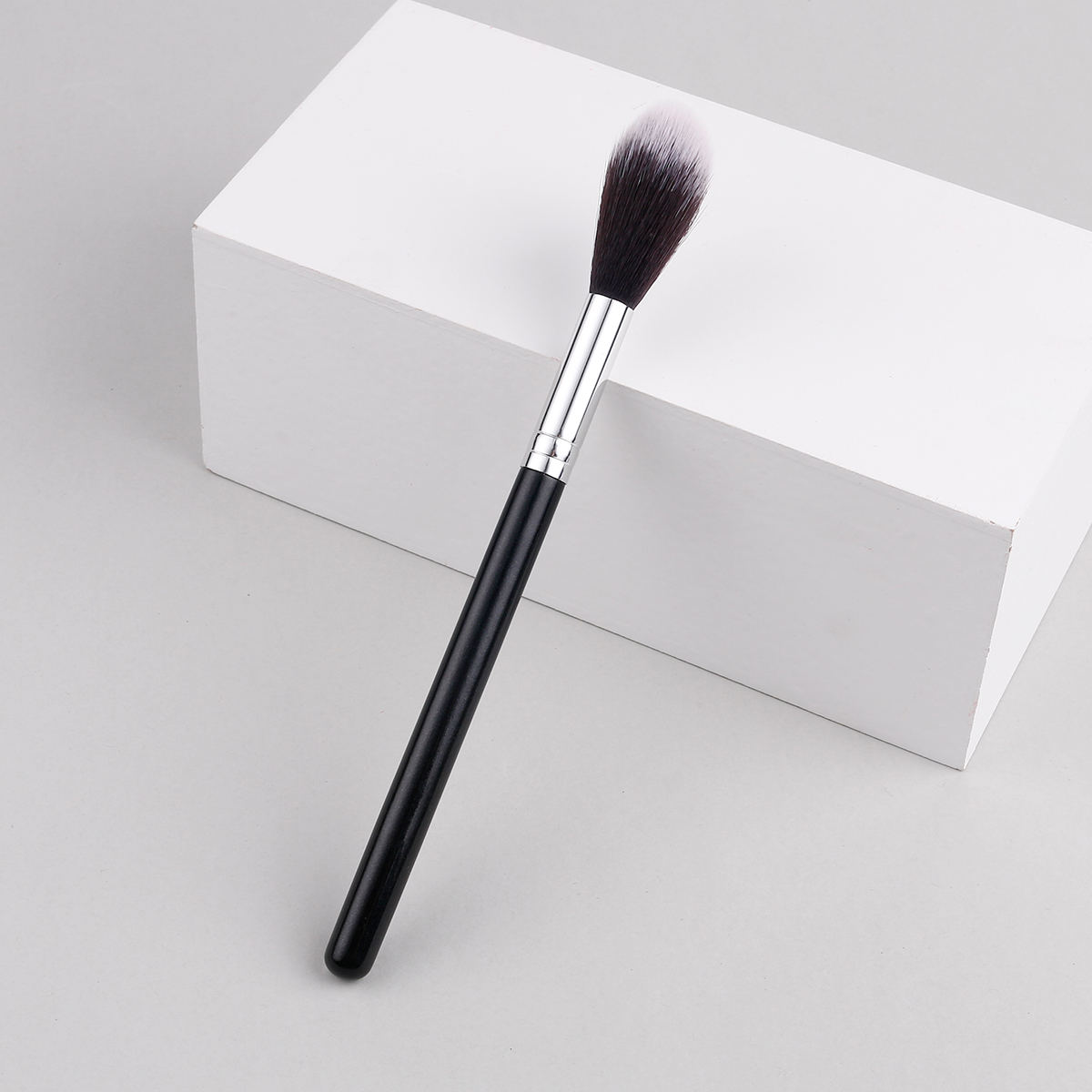 Large Flamed Highlighter Makeup Brush Details 1